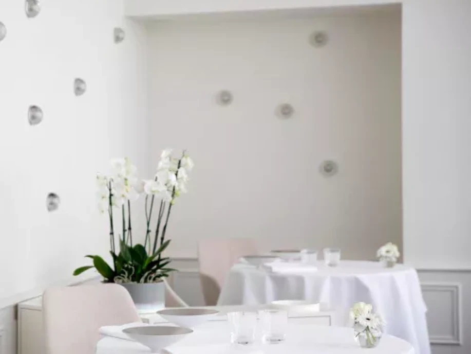 ETRN47-Restaurant Girardin